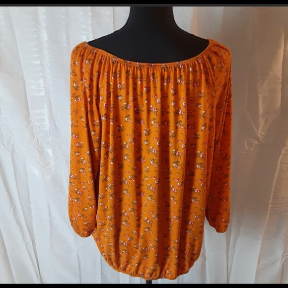 💜Free Kisses on or off the shoulder blouse💜 - Picture 3 of 5